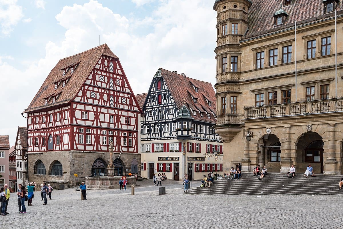 1200px-Marktplatz_9,_10_Rothenburg_ob_der_Tauber_20180510_001