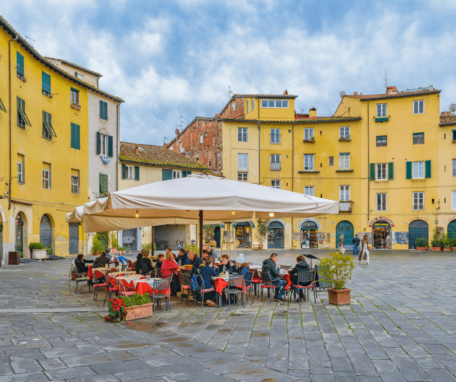 piazza anfiteatro -italian daily life traditions