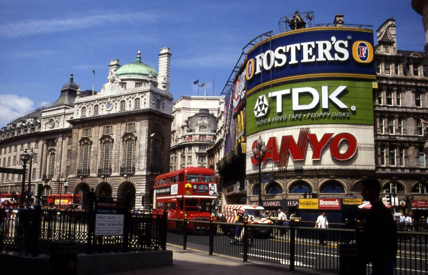 Piccadilly_circus_1992_07