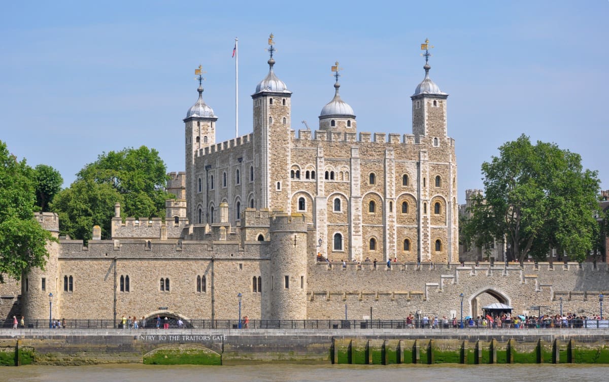cool castles to visit in england