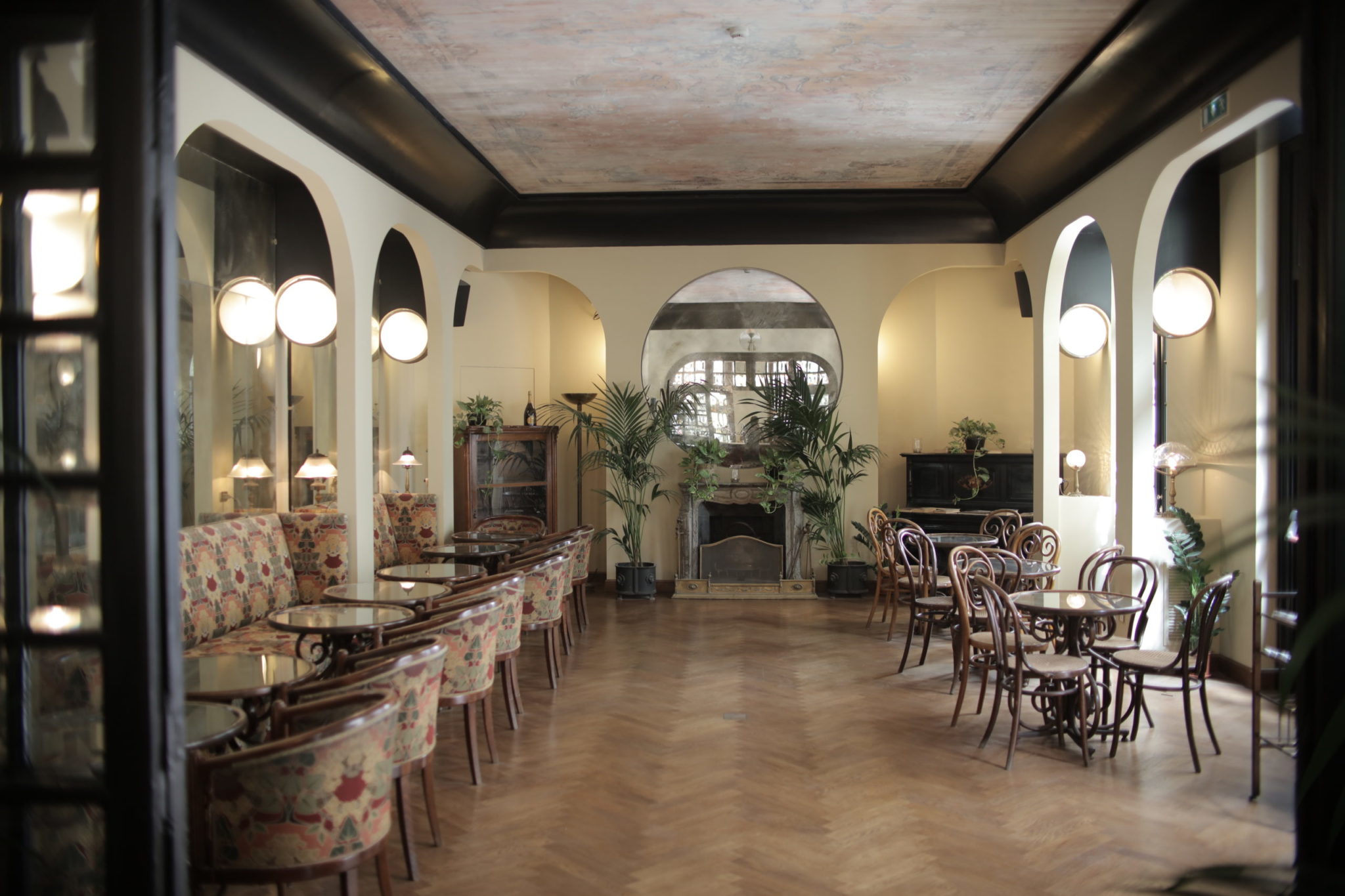 dining-table-and-chairs-on-restaurant-3770883