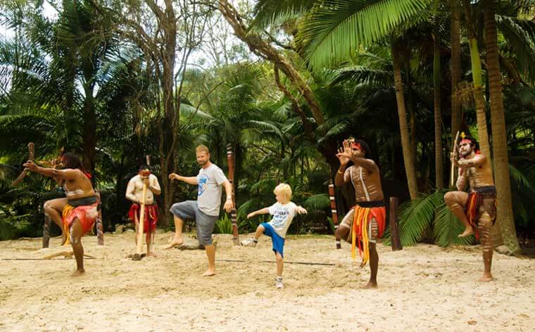 tourists-dance-with-aboriginals